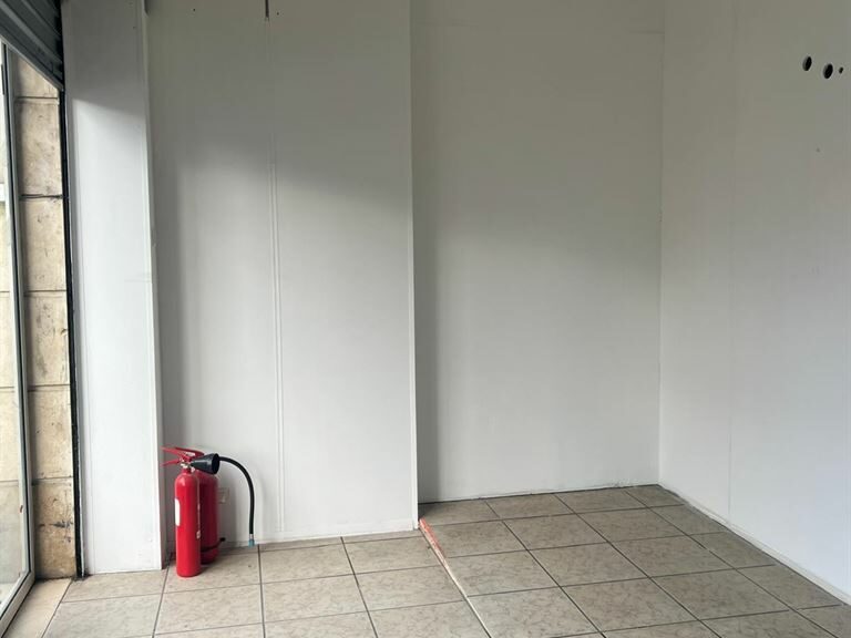 LocationPure Commercial  POISSY 78300 4