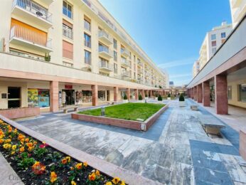 LocationPure Commercial  VERSAILLES 78000 1